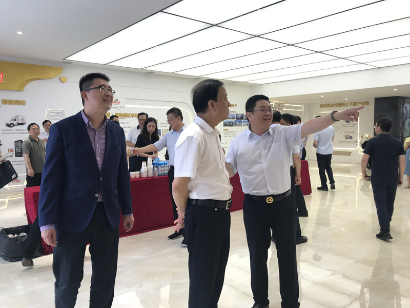全國(guó)人大常委會(huì)副委員長(zhǎng)、九三學(xué)社中央主席武維華蒞臨皇氏集團(tuán)參觀考察