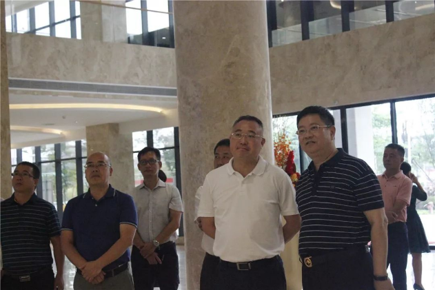 來賓市領(lǐng)導一行蒞臨皇氏集團參觀座談