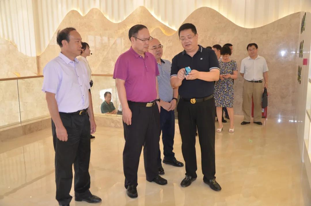 廣西科技廳黨組書記、廳長曹坤華率調(diào)研組蒞臨皇氏集團(tuán)開展科技創(chuàng)新支撐奶水牛產(chǎn)業(yè)高質(zhì)量發(fā)展調(diào)研