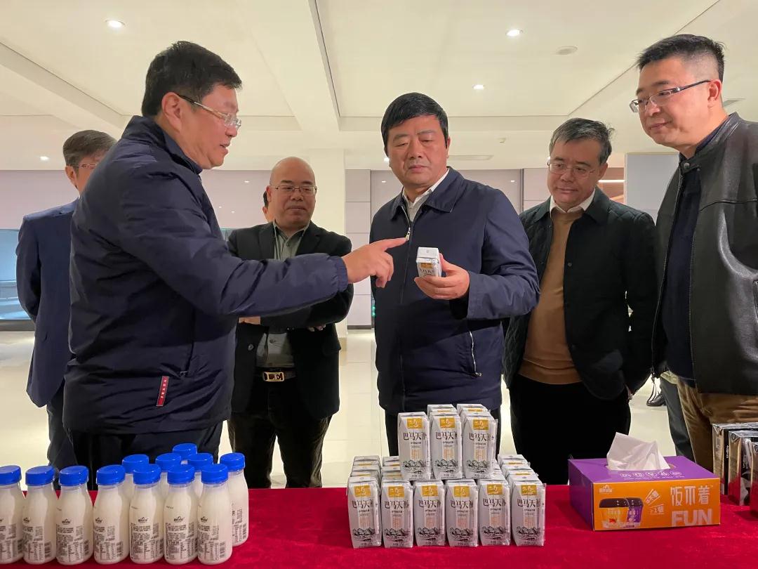 廣西壯族自治區(qū)副主席、黨組成員方春明率調(diào)研組一行蒞臨皇氏集團開展水牛奶產(chǎn)業(yè)深入調(diào)研