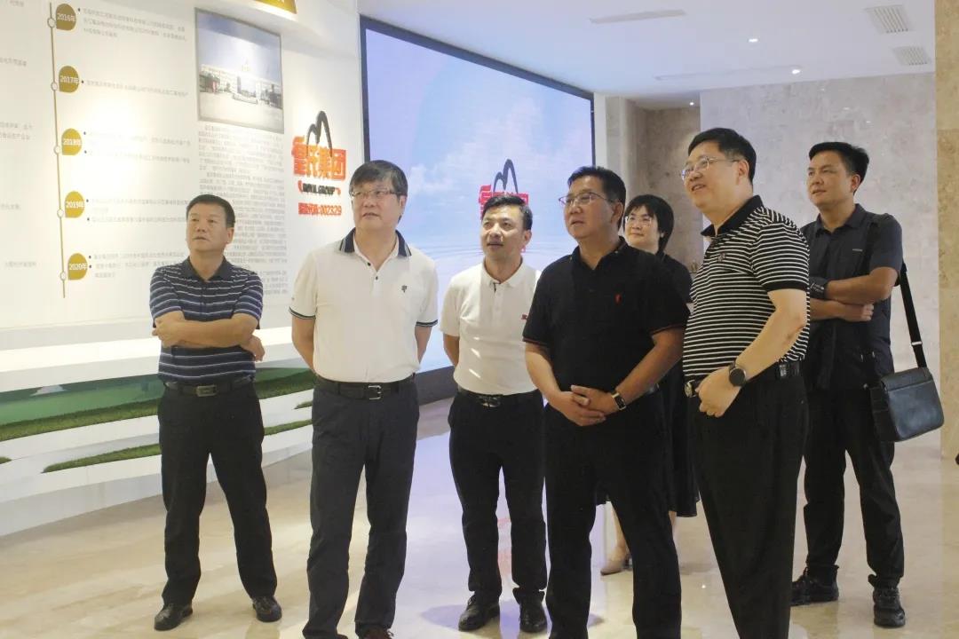 大理州人民政府黨組成員、一級巡視員吉向陽率考察組蒞臨皇氏集團(tuán)考察調(diào)研