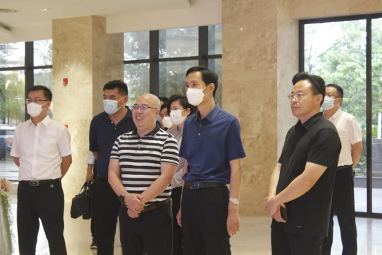 菏澤市委副書記、市長張倫一行領(lǐng)導蒞臨皇氏集團參觀交流