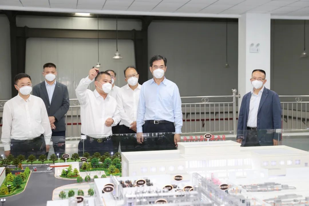 貴州省委副書記、省長李炳軍到皇氏集團(tuán)遵義乳業(yè)有限公司調(diào)研