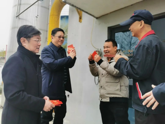 聲聲問(wèn)候傳真情，濃濃關(guān)懷暖人心丨皇氏集團(tuán)領(lǐng)導(dǎo)新春慰問(wèn)在崗員工