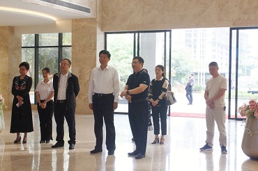 2022年11月10日，自治區(qū)政協(xié)副主席、黨組成員費志榮蒞臨皇氏集團黨支部