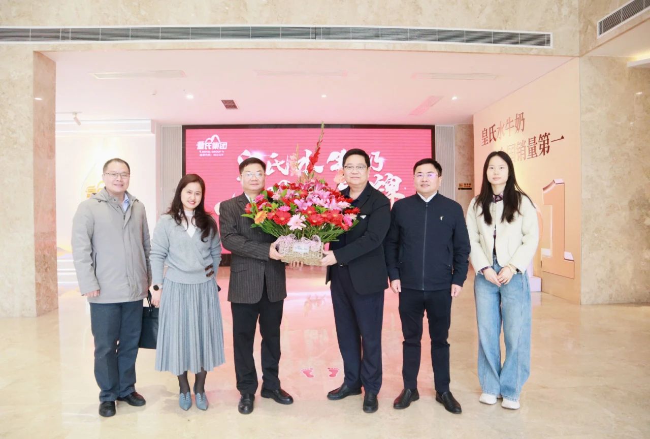 自治區(qū)工商聯(lián)黨組成員、副主席蔡家東到皇氏集團(tuán)開展春節(jié)走訪慰問活動(dòng)